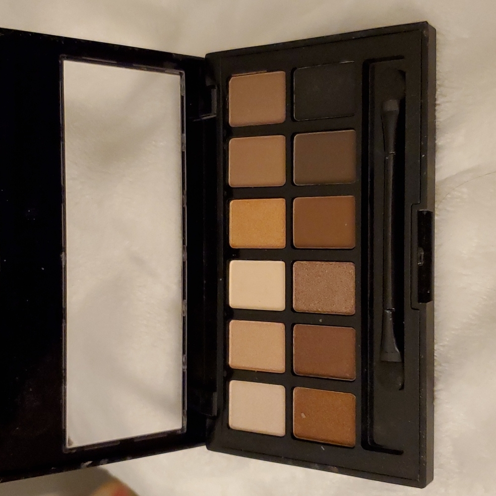 Qiaoyan eyeshadow pallet. Pretty neutral colors